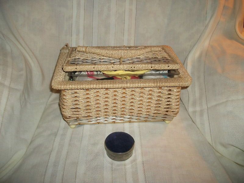 Vintage Dritz wicker sewing case box w/extras  